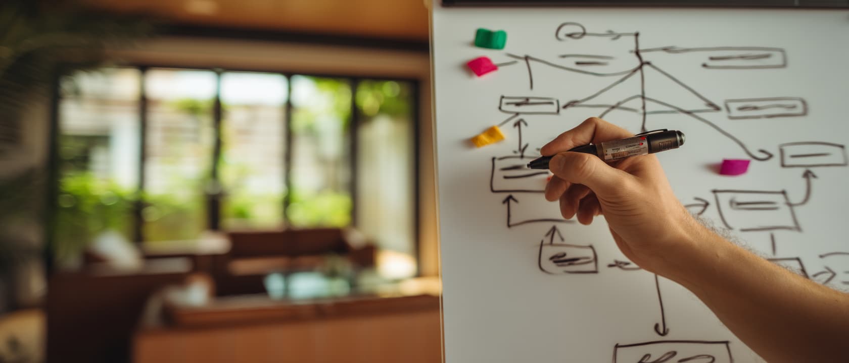 Hand zeichnet Entscheidungsdiagramm auf Whiteboard